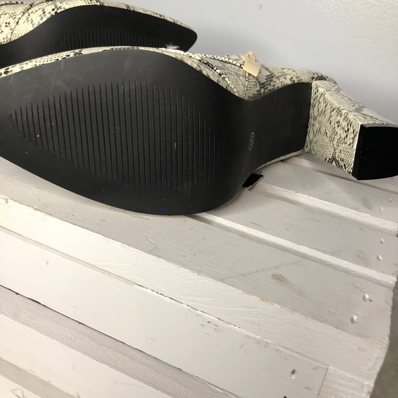 Snakeskin Pattern Buckle Boots - Picture 6 of 7